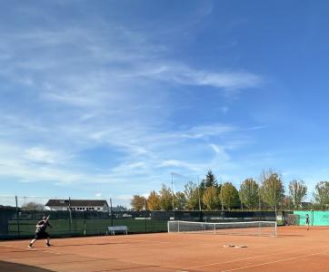 Traumhafte Bedingungen zu Tennis spielen